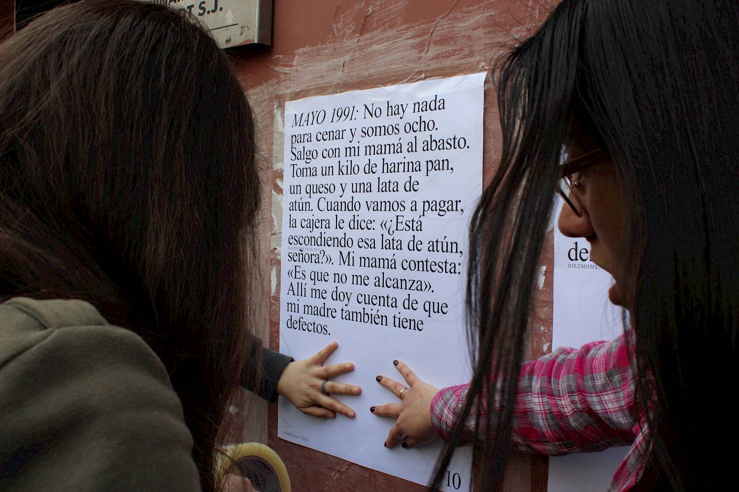Estudiantes de la Universidad Alberto Hurtado llevan «Diez momentos en mi vida» a las calles de Santiago de Chile. Foto: Javiera Muñoz.